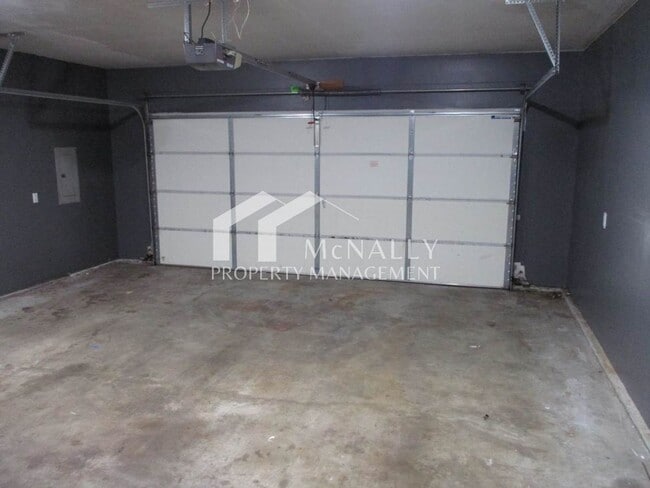 Building Photo - Beautiful 3 Bedroom, 1.75 Bathroom Welling...