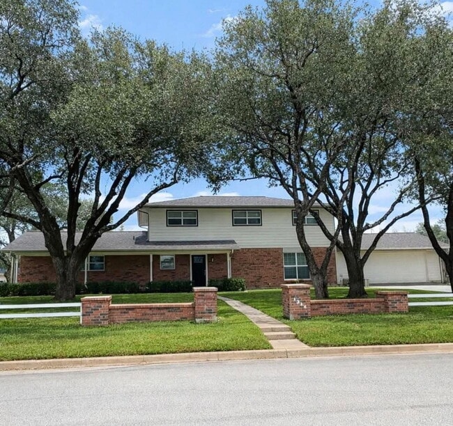 Building Photo - Beautiful 2 story home in an established neighborhood in Bryan, TX