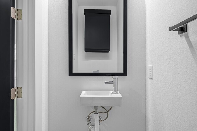 Building Photo - NOW LEASING!  4 bed, 4.5 bath modern home