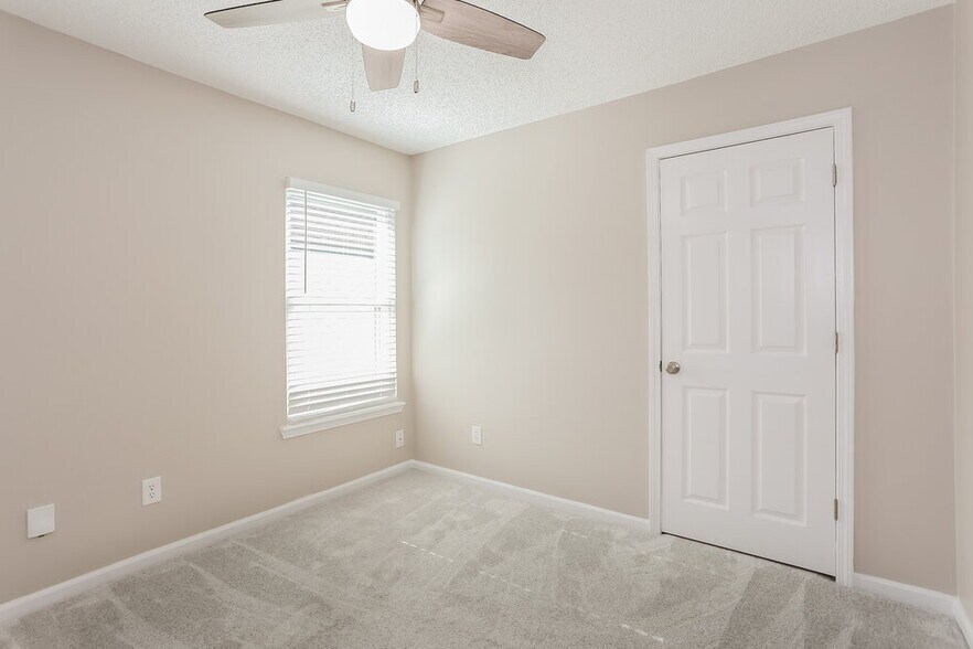 Building Photo - 12639 Ashmore Green Dr N