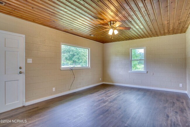Building Photo - 705 Riggs Rd