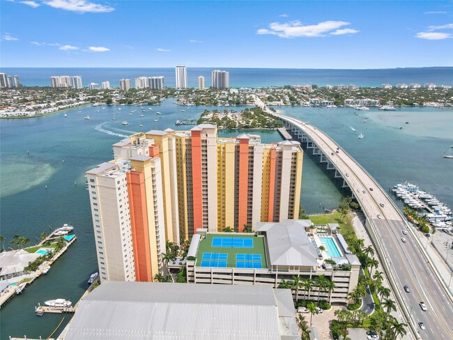 Building Photo - 2650 Lake Shore Dr