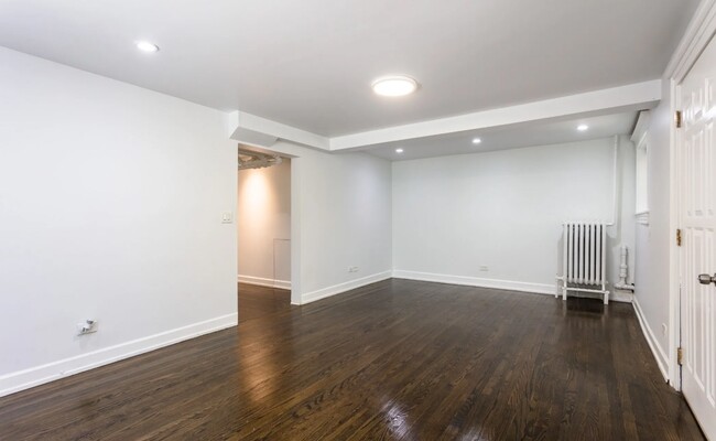 Building Photo - 2031 W Greenleaf Ave