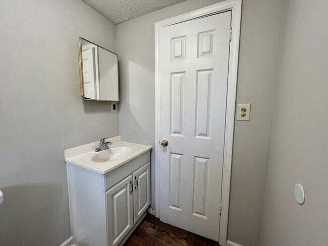 Building Photo - 723 Wren Rd