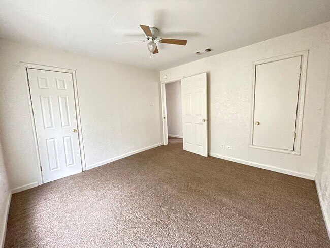 Building Photo - 812-812 Estelle Ave