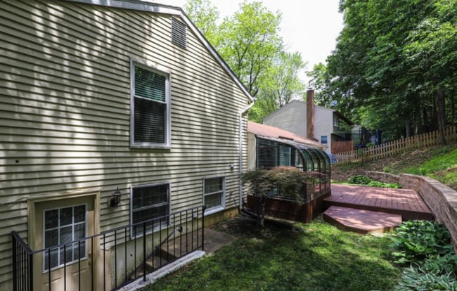 Building Photo - 15337 Edgehill Dr