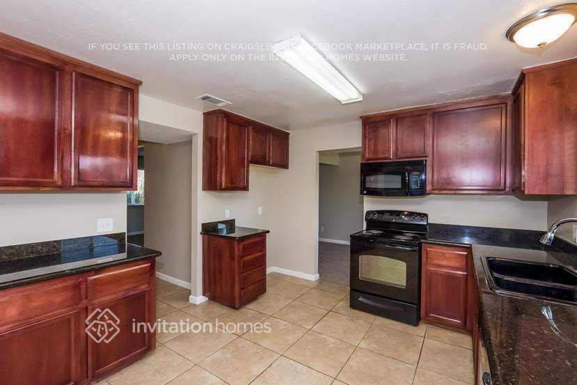 Building Photo - 560 E Wigeon Way