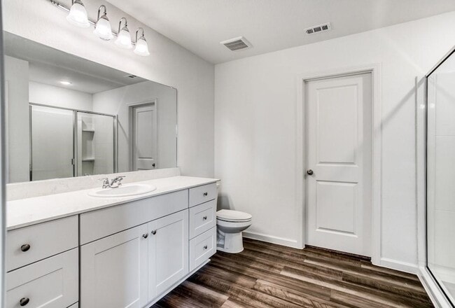 Building Photo - 720 Holly St