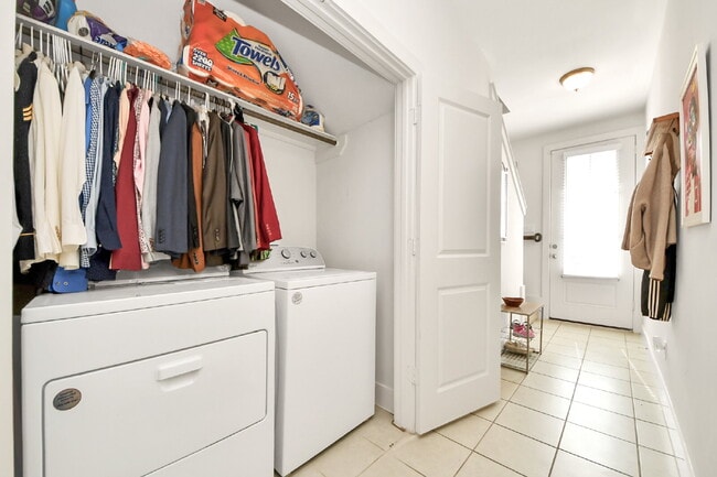 Building Photo - 3 Bedroom Houston Rental Home in Gated Community near Griggs Road