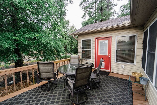 Building Photo - Charming 3 bedroom, 2 bathroom located in the picturesque Hot Springs Village