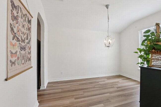 Building Photo - "Charming 3-Bedroom Haven with Granite Elegance in San Antonio!"