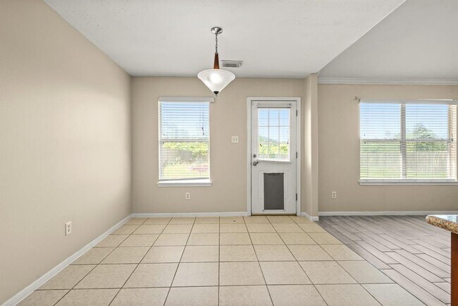 Building Photo - 420 Woodlake Dr