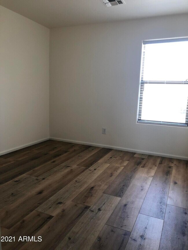 Building Photo - 2528 W Straight Arrow Ln