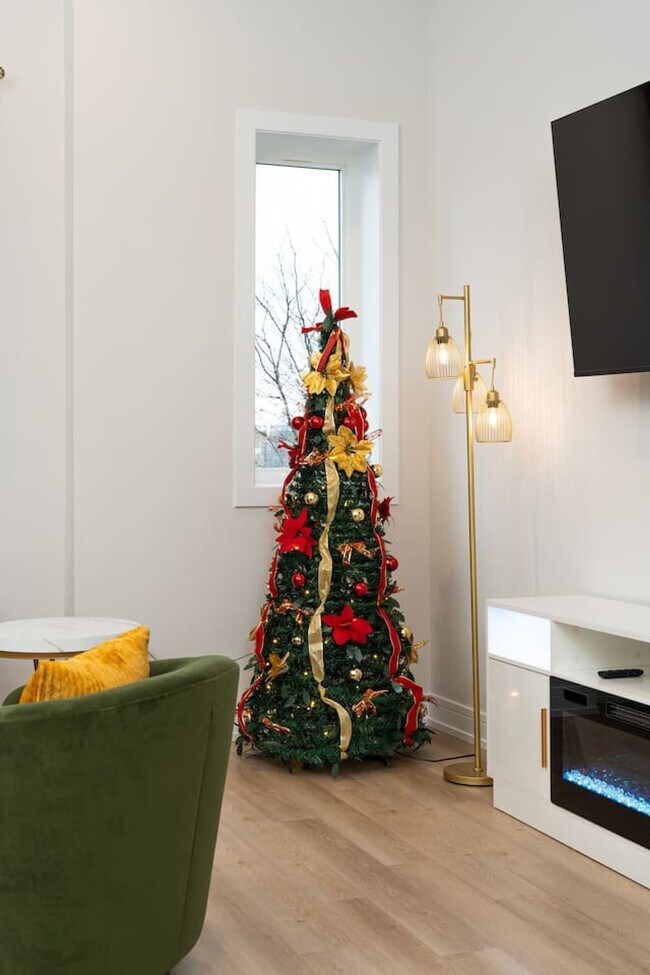 Building Photo - 3723 S Giles Ave