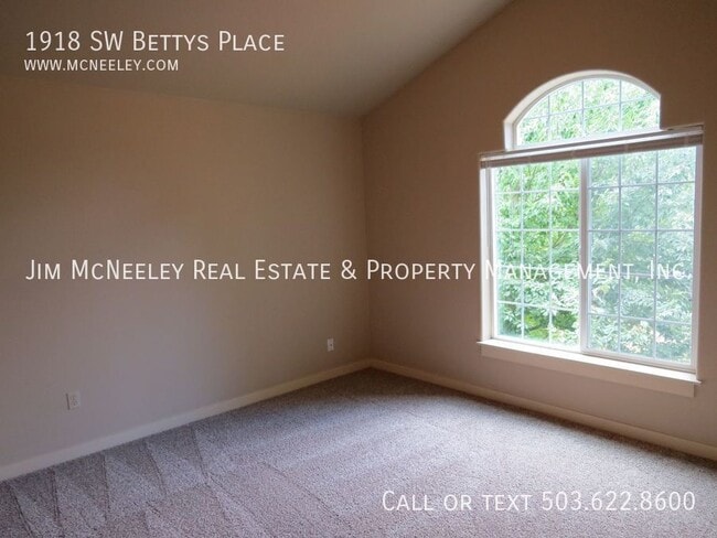 Building Photo - 1918 SW Betty's Pl