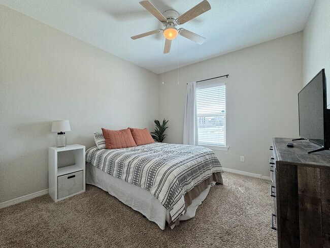 Building Photo - East El Paso 4 bed/ 2 Bath Refrig A/C Home