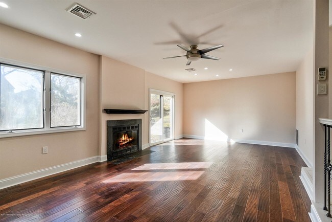 Building Photo - 201 Pear Dr