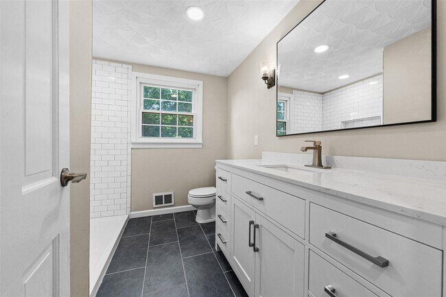 Building Photo - 725 Temple Ct