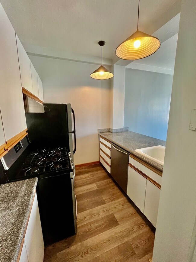 Building Photo - Luxurious Condo Living in Prime Cow Hollow...
