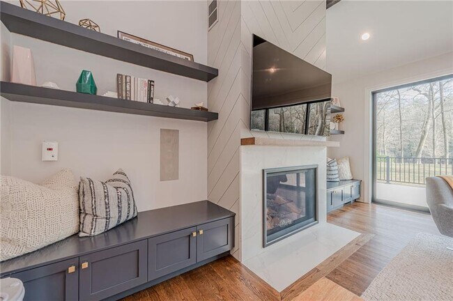 Building Photo - 4562 Columns Dr SE