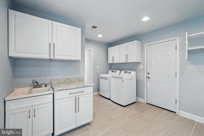 Building Photo - 9913 Rosewood Hill Cir