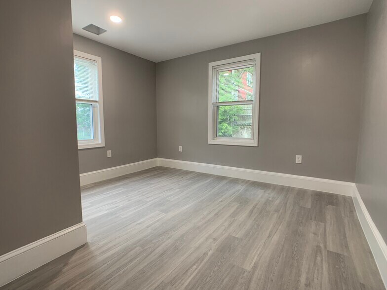 Building Photo - 102 Nonantum St