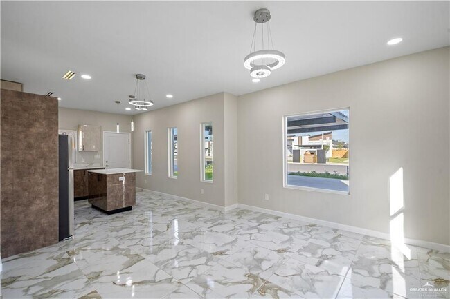 Building Photo - 405 N Onyx Ave
