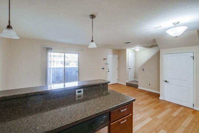 Building Photo - Beautiful 2 Story Townhouse with Prime Location!!