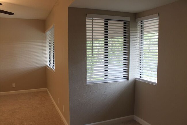 Building Photo - Beautiful Condo with two Master Suites!