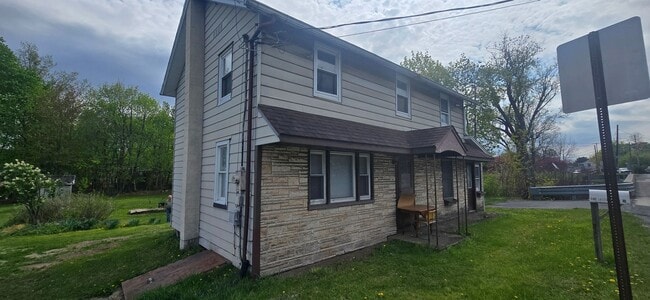 Building Photo - 3 Bedroom House with large yard and extra space!