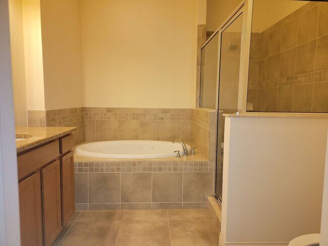 Building Photo - 4/2.5 TOWNHOME VILLA in Waterstone-Davenpo...