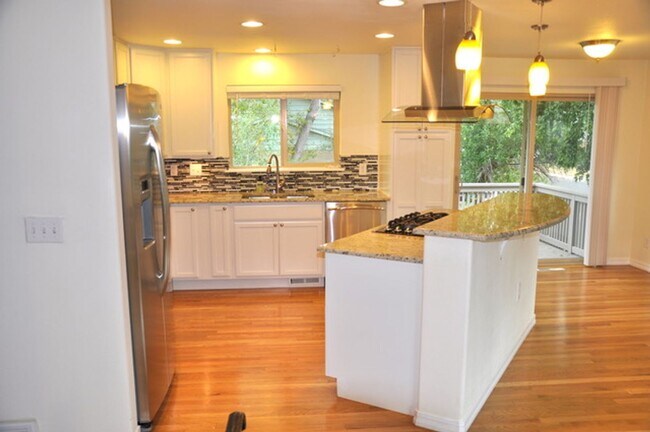 Building Photo - Beautiful 4 Bedroom Split-Level Home with Fenced Yard