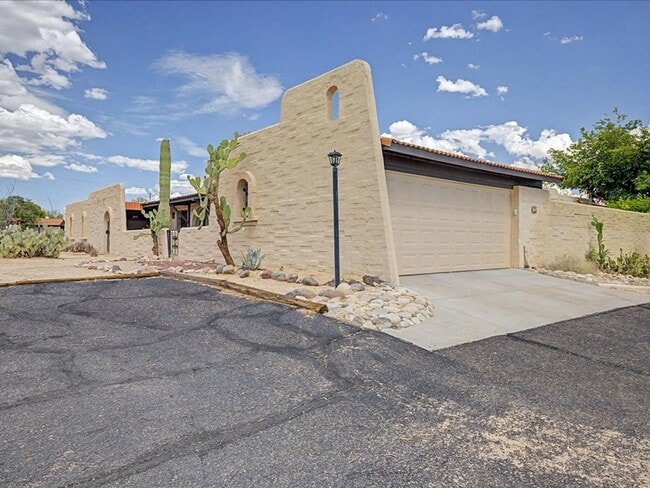 Building Photo - ALL UTILITIES, WIFI AND FURNITURE INCLUDED!! Beautiful Fully Furnished Home with Upgrades & Commu...