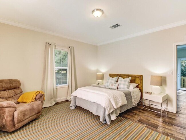 Building Photo - Historic Downtown Fernandina Home! Close t...