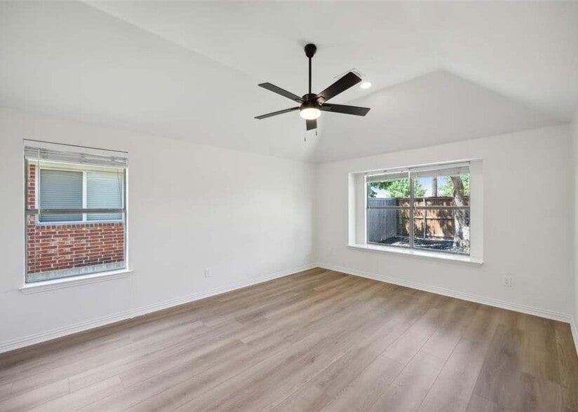 Building Photo - 9420 Caliente Dr