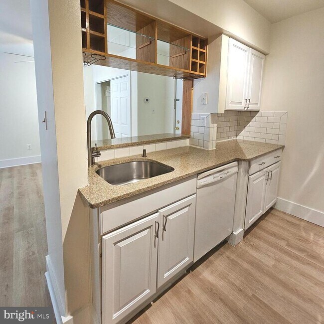 Building Photo - 5821 Royal Ridge Dr