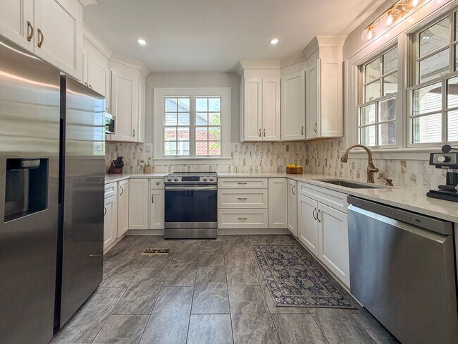 Building Photo - Luxury Historic Home Near UF | Fully Renovated 3BR/2BA with Private Yard & Premium Finishes
