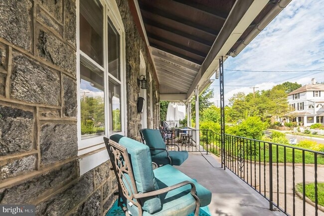 Building Photo - 117 Rochelle Ave