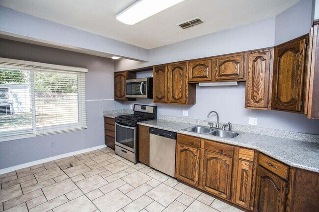 Building Photo - Charming 2/1 with Large Backyard!