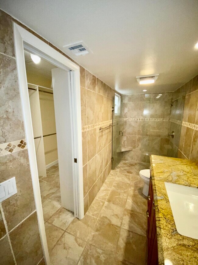 Building Photo - 6447 Parkview Dr