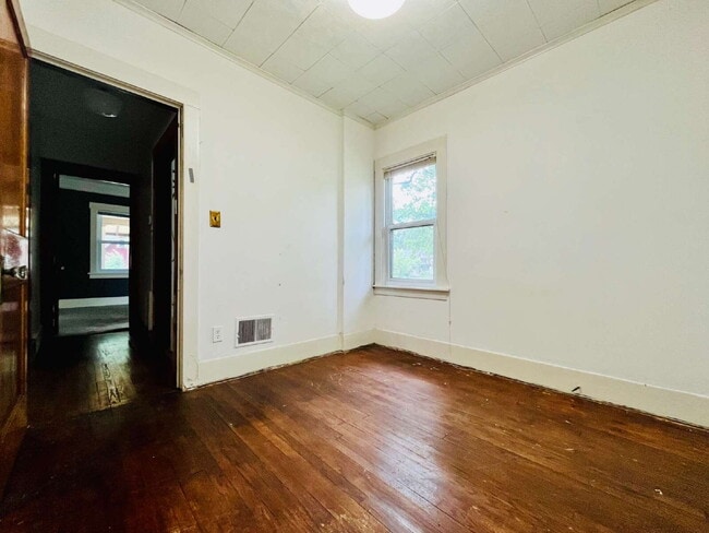 Building Photo - Charming 2-Bedroom Gem in Royal Oak – Walking Distance to Downtown!