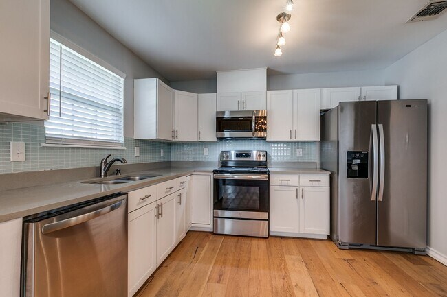 Building Photo - BLUE BONNET HILLS 3-BEDROOM