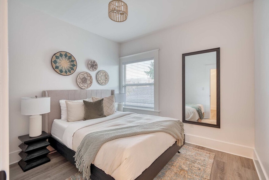 Building Photo - 315-317-317 NE Beech St