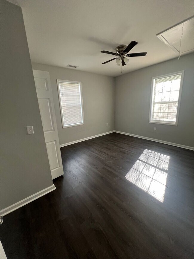 Building Photo - Newly Renovated 2 bed/1 bath apartment (Downstairs)
