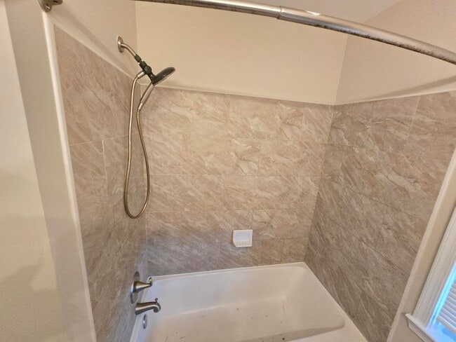 Building Photo - Beautiful 4 Bedroom 2 Bathroom East Baltim...