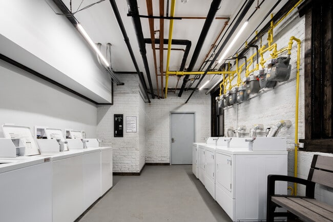 Building Photo - 1058 W Glenlake Ave