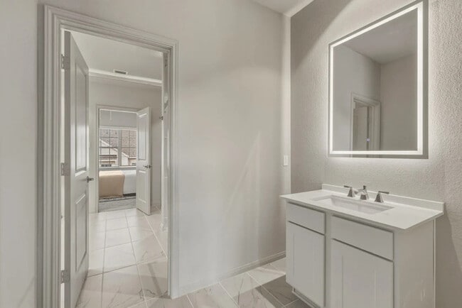 Building Photo - Stunning 3 bed 2.5 bath Modern Townhouse