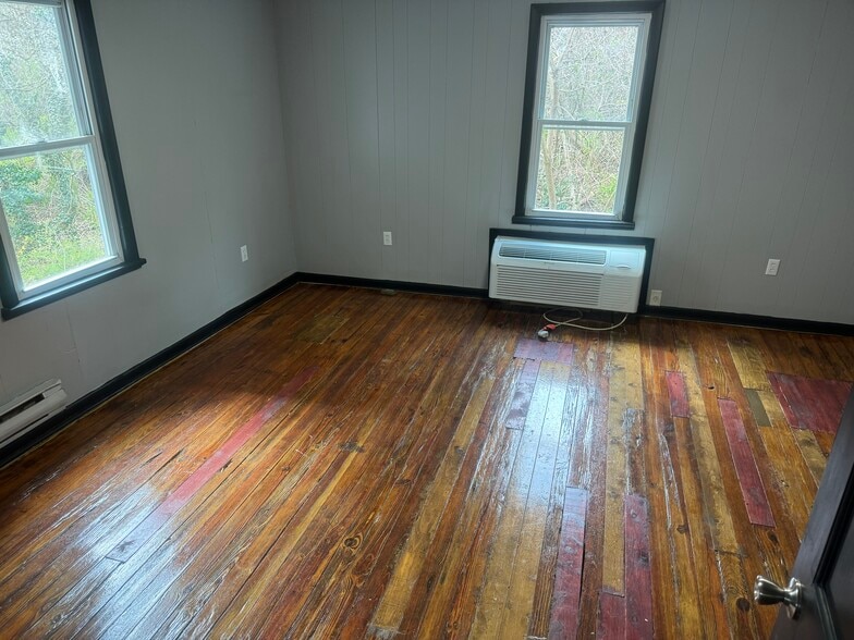 Building Photo - 210 Locust Ave