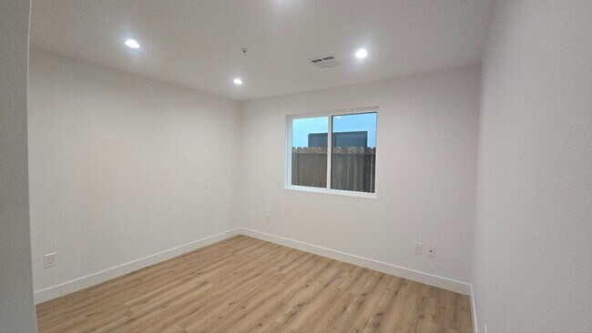 Building Photo - Graham(10422)