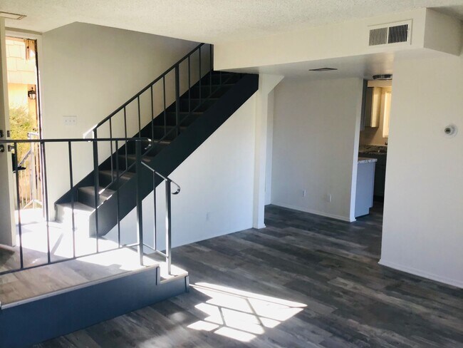 Building Photo - View Liberty Canyon 2+Den